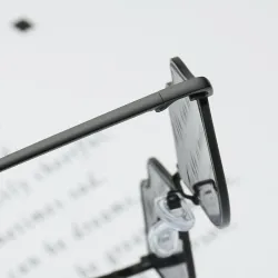 Lippenförmige Sonnenbrille mit Metallrahmen