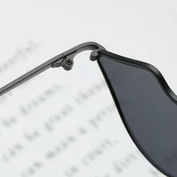 Lippenförmige Sonnenbrille mit Metallrahmen