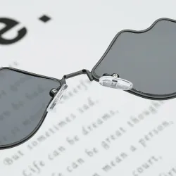 Lippenförmige Sonnenbrille mit Metallrahmen