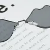 Lippenförmige Sonnenbrille mit Metallrahmen