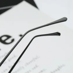 Lippenförmige Sonnenbrille mit Metallrahmen
