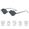 Lippenförmige Sonnenbrille mit Metallrahmen